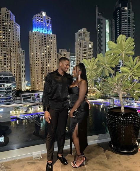 Couple Dinner Outfit Night, Date Night Outfit Couple Black, Black Couple Date Night Outfits Classy, Cute Couple Date Pictures, Couple Night Out Outfit, Couples Classy Outfits, Black Couple Outfits Matching Classy, Dinner Dates Black Couple, Dinner Date Poses For Couples