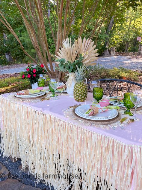 Hawaiian Luau Table Setting, Luau Wedding Ideas, Fancy Luau Party Ideas, Luau Table Setting, Luau Table Decorations, Luau Recipes, Wedding Luau, Summer Party Theme, Luau Centerpieces