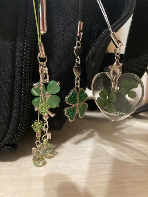 Clover Aesthetic, Clover Keychain, Green Keychain, Keychain Aesthetic, Clover Jewelry, Tanah Liat, Pola Gelang, Clover Charm, Gambar Figur