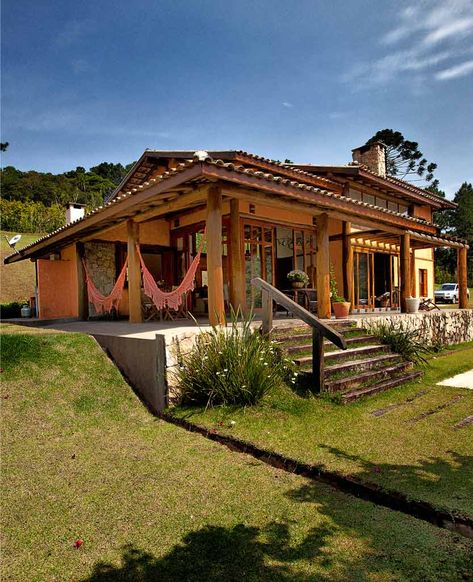 Casa rústica: 60 ideias para adotar esse estilo tão acolhedor - Tua Casa Cool Tree Houses, Casa Country, Casa Vintage, Pergola Designs, Ranch House, House In The Woods, House Inspiration, My Dream Home, Future House