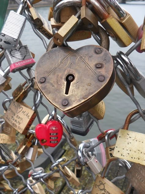 France Lock Bridge, Love Lock Bridge Paris Aesthetic, Paris Bridge With Locks, Paris Love Lock Bridge, Lock On Bridge, Locks On Bridge, Heart Lock Aesthetic, Padlocks Aesthetic, Padlock Aesthetic