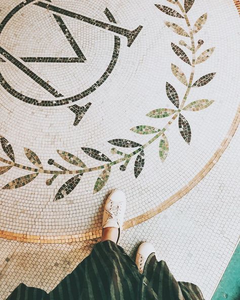 We The Dreamers on Instagram: “living for all the pretty details in this dreamy Parisian floor ✨ it’s the entrance to our new favorite bar in the city, @bar1802_paris!…” Penny Tile Floors, Mosaic Floor Tile, Mosaic Tile Art, Mosaic Murals, Floral Room, Wood Tile Floors, Keramik Design, Custom Mosaic, Entrance Design