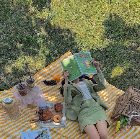 🥐🥯💛 ig: siieunii | summerとgreen 、 book Pastel Core Aesthetic, Vintage Picnic Aesthetic, Girl Picnic Aesthetic, Verde Matcha, Picnic Vibes, Picnic Inspo, Era Victoria, Matcha Aesthetic, Perfume Chanel