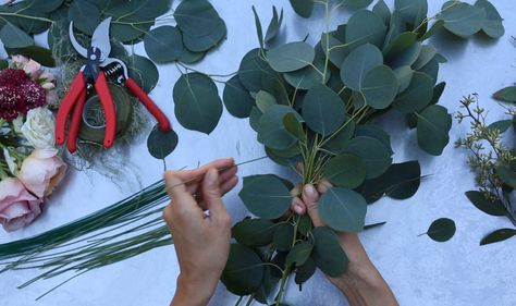 How to Make a Greenery Table Runner with Mini Flower Bouquets Diy Floral Table Runner, Eucalyptus Table Runner, Greenery Table Runner, Garland Table Runner, Greenery Centerpiece, Table Runner Diy, Dinner Party Summer, Cheap Flowers, Tablescape Inspiration