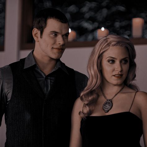 Emmett And Rosalie, Twilight Couples, Rosalie Cullen, Twilight Images, Emmett Cullen, Twilight Core, Vampire Twilight, Rosalie Hale, Twilight Aesthetic