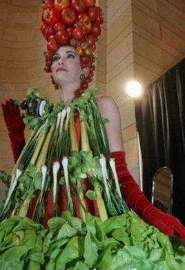 Strange clothes - Google Search Vegetable Dress, Photo Memes, Food Shoot, Meat Dress, Contemporary Wedding Dress, Crazy Dresses, Drink Art, Crazy Fashion, Food Costumes