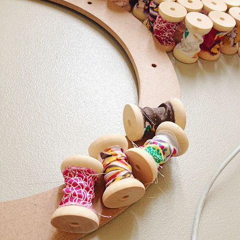 Spool Wreath, Wooden Spool Crafts, Spool Crafts, Sewing Room Decor, Wooden Spool, Wooden Spools, Wreath Tutorial, Sewing Rooms, Craft Room Organization