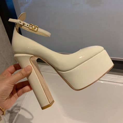 Valentino Platform Pumps, Valentino Platform Heels, Nude Heels Wedding, Valentino Platform, Valentino High Heels, Heels Block Heel, Cream Pumps, Friday Wedding, Valentino Heels