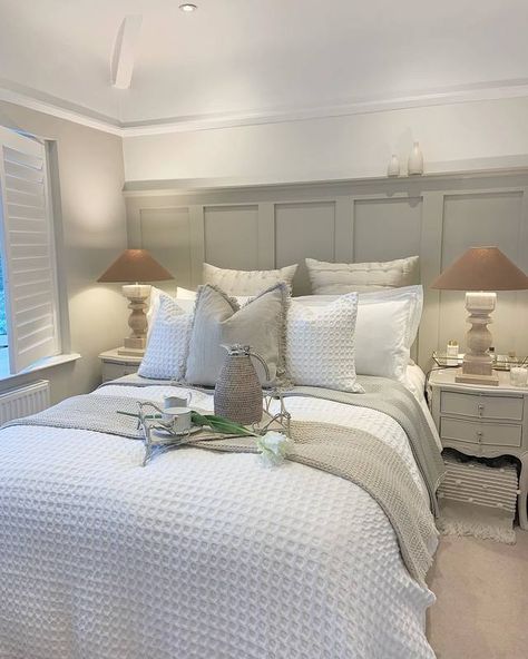 Green And White Bedroom, Sage Bedroom, Small Guest Bedroom, Sage Green Bedroom, Rustic Bedroom Decor, Classy Bedroom, Casa Country, Sanctuary Bedroom, Bedroom Remodel