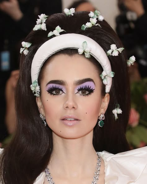 Lily Collins Met Gala, Met Gala Makeup, Lily Collins Makeup, Gala Makeup, Carnaval Make-up, 1960s Makeup, Editorial Make-up, Lavender Makeup, Classic Makeup Looks