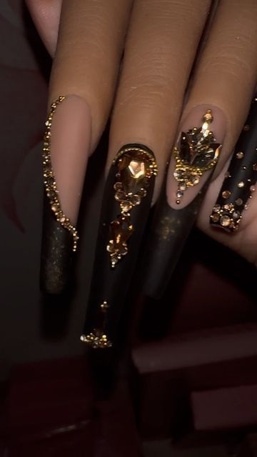 New Years Nail Designs Gold And Black, Black And Gold Diamond Nails, Black And Gold Quinceanera Nails, Mascarade Nails, Masquerade Nail Ideas, Masquerade Nails Designs, Black And Gold Nails Design Classy, Black And Gold Quinceanera Theme, Gold Halloween Nails