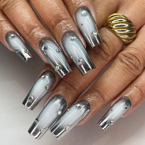 ⚡SUGAMAMA - NAIL ARTIST⚡STRASBOURG on Instagram: “MARCH DUMP 🥳 which one is your fav ? 1- #kintsugi nails 2- #avatar style 3- #chromenails forever 4- #pinknails 5- #auranails #nails …” Edgy Chrome Nails, Chrome Airbrush Nails, Silver Aura Nails, Gray And Silver Nails, Short Airbrush Nails, Black Airbrush Nails, Gray Chrome Nails, Airbrush Acrylic Nails, Crome Nail