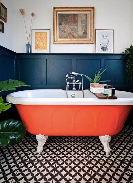 Estilo Charleston, Tub Paint, Fall Bathroom Decor Ideas, Fall Bathroom Decor, Vintage Bathtub, Fall Bathroom, Orange Bathrooms, Eclectic Bathroom, Roll Top Bath