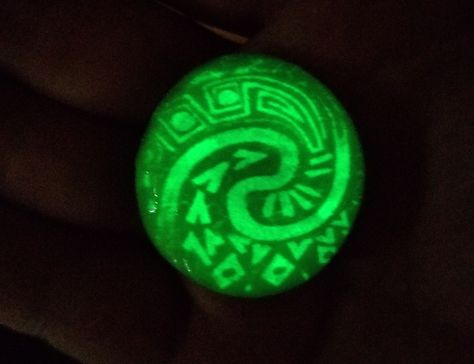 Glowing Heart of Te Fiti Stone inspired by Disney's Moana! Heart Of Tefiti Moana, Te Fiti Tattoo, Moana Stone, Book Shrek, Moana Tattoos, Heart Of Te Fiti, Glowing Heart, Disney Swag, Te Fiti