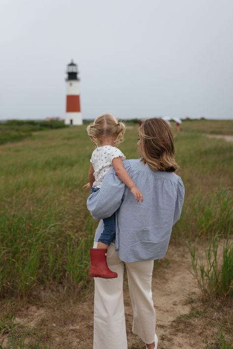 Nantucket Style - Julia Berolzheimer Nantucket Style, Olive Pants, Julia Berolzheimer, Mommy Goals, Island Life Style, Motherhood Photography, Gal Meets Glam, Neutral Beige, Beach Time