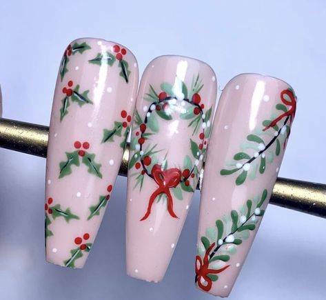 Christmas Present Nails, Nail Noel, Nail Art Noel, Christmas Foliage, Holiday Nails Winter, Holiday Nails Christmas, Cute Christmas Nails, Happy Nails, Classy Acrylic Nails