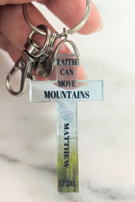 Epoxy Cross Ideas, Christian Resin Art, Christian Keychain Ideas, Resin Cross Keychain, Christian Keychains, Glass Resin Art Cross, Cross Keychain, Transparent Resin, Baptism Favors