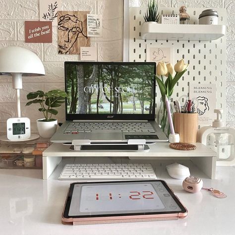 Bedroom Desk Layout, Desk Ideas Bedroom, Desk Ideas Aesthetic, Study Table Aesthetic, Study Desk Aesthetic, Bedroom Desk Ideas, Aesthetic Desk Ideas, Aesthetic Study Notes, Study Notes Aesthetic