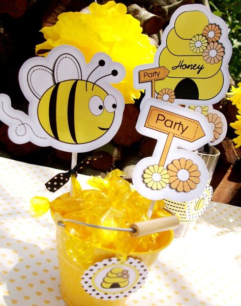 Honey Bee-Day Inspired Birthday Party - BirdsParty.com Bee Party Favors, Bumble Bee Birthday, Bee Theme Party, Bee Birthday Party, Bumble Bee Baby Shower, Bird Party, Birthday Party Printables, Spring Birthday, Bee Party