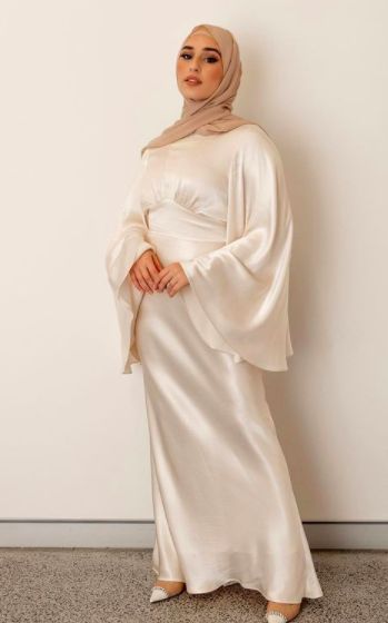 @nawal_sari hijabi wedding inspo My Vibe Aesthetic, Trendy Abaya, Latest Abaya, Hijabi Wedding, Abaya Collection, Vibe Aesthetic, Modern Hijab Fashion, Simple Bridesmaid Dresses, Mode Turban