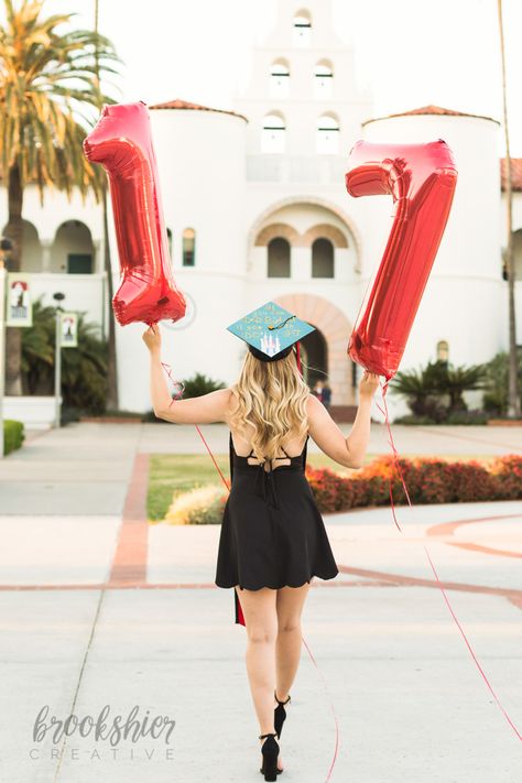 Graduation Pictures With Balloons, Graduation Pictures Balloons, Grad Pics With Balloons, Grad Photos With Champagne, Girl Photoshooting Ideas Graduation, On Campus Graduation Pictures, Senior Pictures Balloons, Graduation Pictures College, Cap And Gown Senior Pictures