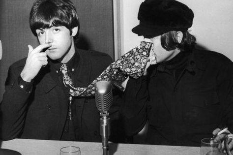 Is John blowing his nose? Obladi Oblada, Odeon Cinemas, Bizarre Photos, John Lennon Paul Mccartney, Unusual Pictures, Beatles Love, Lennon And Mccartney, Bug Boy, Beatles Photos