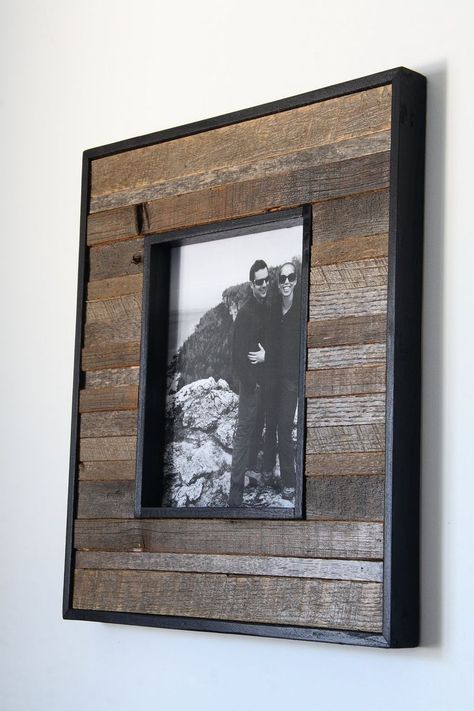 Pallet Picture Frames, Reclaimed Wood Picture Frames, Barn Wood Picture Frames, Rustic Picture Frames, Reclaimed Wood Projects, Picture Frame Decor, Picture Framing, Frame Ideas, Rustic Wood Frame