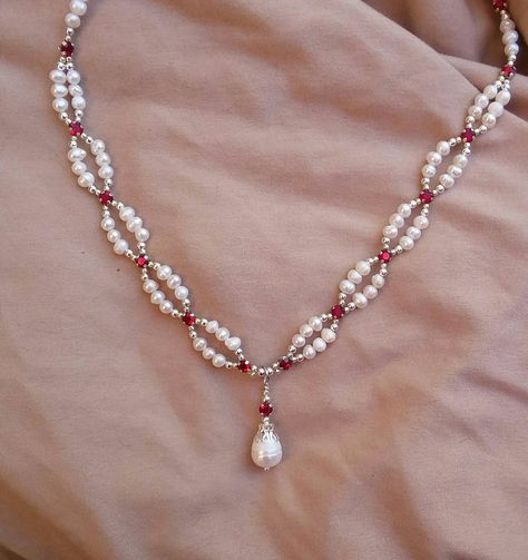 Beaded Items Ideas, Red Beaded Jewelry, Handmade Beaded Necklaces Design, Handmade Necklace Ideas, Necklace Diy Beaded, Bead Necklace Ideas, Diy Necklace Patterns, قلادات متدلية, Pearl Bead Necklace