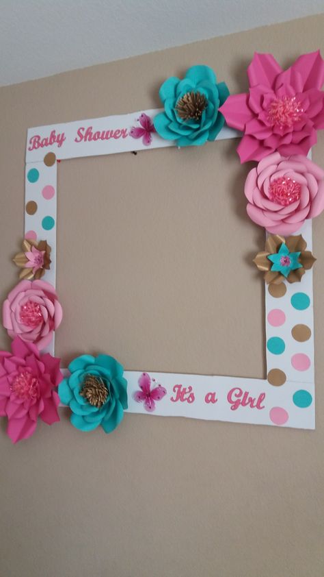 By me, paper flower photo frame!! Flower Photo Frame, Photo Booth Design, Selfie Frame, Garden Mural, Baby Shower Photo Booth, Birthday Photo Frame, Baby Shower Photos, Garden Theme, Baby Shower Gender Reveal