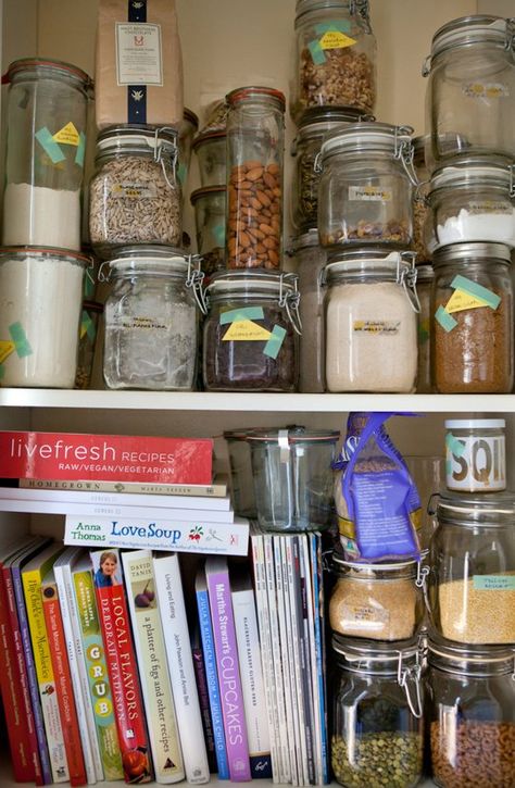 Kitchen Organization Tip: Label Your Jars with Washi Tape Martha Stewart Cupcakes, Protein Filled Snacks, Clean Pantry, Dorm Cooking, Dorm Food, Grocery Essentials, Pantry Essentials, Dorm Room Organization, Kitchen Hacks Organization