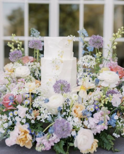 Purple Blue And Cream Wedding, Cornflower Wedding, Floral Cake Design, Bridgerton Wedding, Wedding Color Pallet, English Garden Wedding, 2025 Wedding, White Wedding Theme, Sage Wedding