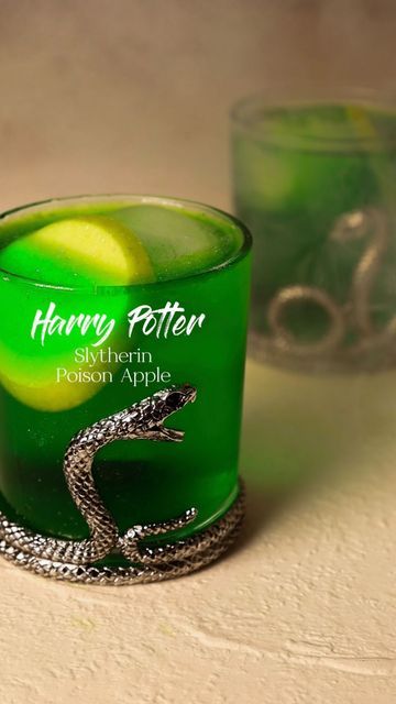 ChampagneAng | Ang Sturino on Instagram: "Day 2 #harrypottercocktails series ✨🪄 this is your sign to have a themed Halloween cocktail party 🐍💚 Comment which #hogwartshouses you want to see next! Slytherin Poison Apple Sour 🐍 1oz apple liqueur 🐍 0.5oz vodka 🐍 1tsp fresh lemon juice 🐍 Top with soda water 🐍 Garnish with an apple & silver edible glitter #poisonapple #applesour #applecocktail #harrypotterrecipes #harrypotterparty #harrypotterpartyideas #harrypotterdrinks #harrypottercocktail #slytherin #slytherinpride #slytherinedit #slytherinaesthetic #slytherinhouse #halloweencocktails #halloweencocktail #halloweendrinks #halloweenthemed #halloweenpartyideas #harrypotterhalloween #halloween2023 #harrypotteredits #hogwartsaesthetic #hogwartshouse #hogwartshousesedit #cocktailseries" Slytherin Drink Recipe, Slytherin Drink, Slytherin Food, Slytherin Cocktail, Slytherin Birthday Party, Drink Essentials, Slytherin Party, Harry Potter Food Ideas, Snake Juice