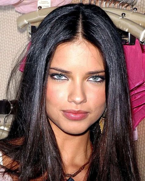 Adriana Lima Young Face, Adriana Lima Eyes, Adriana Lima Makeup, Adrina Lima, Adriana Lima Young, Supermodel Style, Adriana Lima Victoria Secret, Model Face, Victoria Secrets