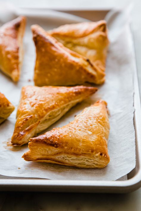 Chicken Puff Pastry, Chicken Puff, Puff Pastry Chicken, Chicken Patty, Puffed Pastry, Chicken Puffs, Cream Sauce For Chicken, Puff Pastry Recipe, Puff Pastry Appetizers