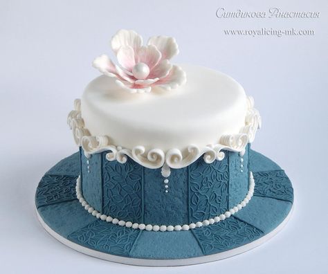 Cold beauty by Anastasia Blue And White Cake, Cold Beauty, Royal Icing Cakes, Single Tier Cake, Cupcakes Decorados, Elegant Cakes, Novelty Cakes, Small Cake, Floral Cake