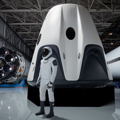 Space X Elon Musk, Artificial Satellite, Spacex Dragon, Spacecraft Design, Nasa Spacex, Nasa Astronauts, International Space Station, Space Suit, Space Program