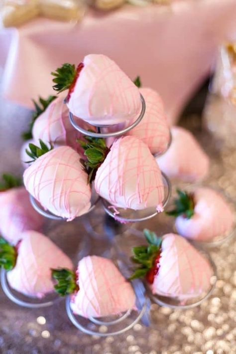 Pink Chocolate Covered Strawberries, Bathroom Pink, Gateau Baby Shower, Babyshower Party, Idee Babyshower, Interior Simple, Interior Livingroom, Baby Shower Treats, Shower Desserts