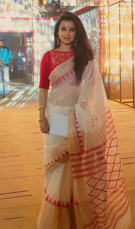 Saree White, Saree Pattern, Bengali Saree, Keep Me Stylish, Blouse Images, Cotton Saree Blouse Designs, Saree Blouse Neck Designs, Blouse Design Images, Sari Blouse Designs