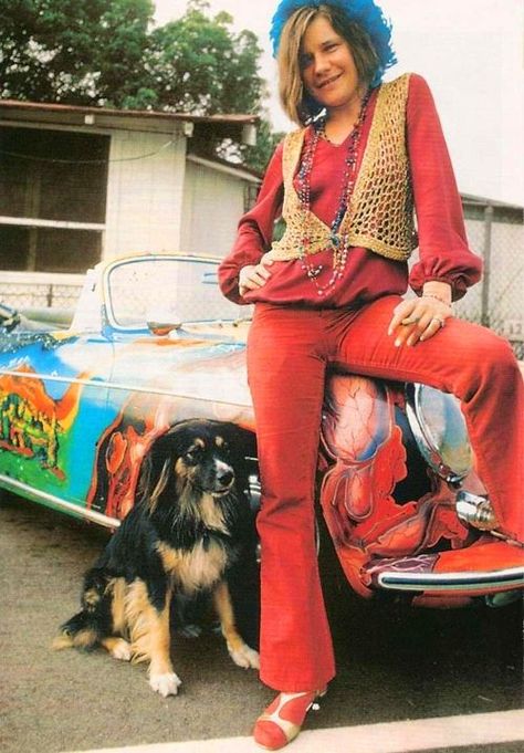 Janis Joplin is our pet lover of the day and this photo depicts her sunny side with her best friend "George" by her side. In fact George accompanied Janis pretty much everywhere... on road trips, rehearsals and he lived with her in Marin County up until her last days (when she was recording her album "Pearl" in LA). — with Janis Joplin. Janis Joplin Porsche, Acid Rock, Mode Hippie, Rock N’roll, Foto Vintage, Stil Inspiration, Mötley Crüe, Janis Joplin, Music Legends