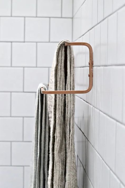 Super Unique IKEA Hacks You Didn't Know You Needed! - Page 8 of 9 - The Cottage Market Ikea Towel, Amazing Ikea Hacks, Towel Rail Ideas, Diy Towel Rack, Ikea Kura Bed, Hacks Ikea, Modern Small Bathrooms, Bathroom Hacks, Diy Towels