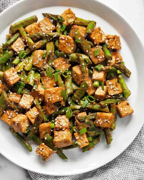 Vegan Asparagus Recipes, Sesame Tofu, Cooking Tofu, Tofu Recipes Vegan, Easy Vegan Dinner, Vegan Sides, Extra Firm Tofu, Asparagus Recipe, Vegan Dinner