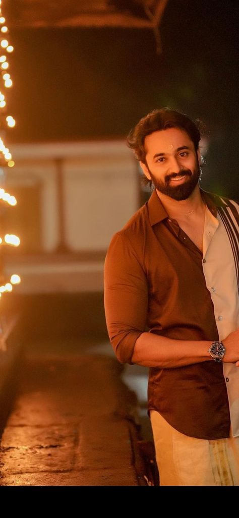 Unni Mukundan Photoshoot, Unni Mukundan Wallpaper, Unnimukundan Images, Unni Mukundan, Gud Morning Images, I Always Come Back, Handsome Indian Men, Male Portrait Poses, Groom Photoshoot