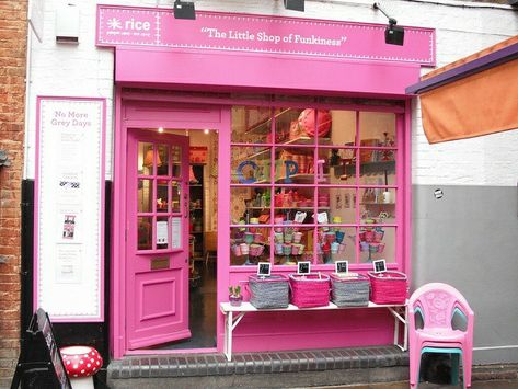 Balloon Store, Pink Building, Gift Shop Displays, Pink Store, Store Front Windows, Shop Facade, Storefront Design, Retail Merchandising, Shop House Plans