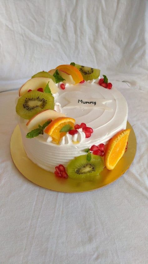 Fruit Cake Decoration Simple, Simple Cake Decorating With Fruit, Simple Fruit Cake Design, Mix Fruit Cake Design, Mix Fruit Cake Decoration, Mixed Fruit Cake Design, Birthday Cake With Fruit Decoration, Fruit Cake Designs Birthday, Fresh Fruit Cake Decoration Ideas