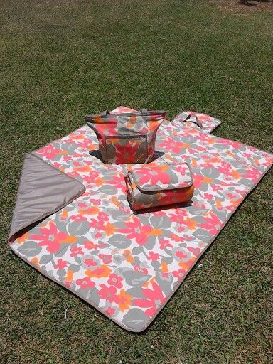 Mantas y bolsos para un dia de campo o de playa. Picnic Blanket Diy, Picnic Items, Beach Bag Essentials, Beach Towel Bag, Place Mats Quilted, Diy Bag Designs, Diy Bags Patterns, Hand Embroidery Patterns Flowers, Travel Bag Organization