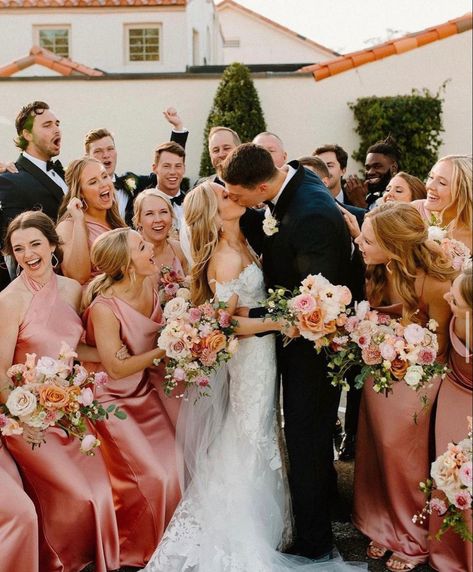 Bridal Party Pictures, Bride And Bridesmaid Pictures, Bridesmaid Pictures, Wedding Parties Colors, Light Pink Wedding, Rose Bridesmaid Dresses, Bridesmaid Colors, Bridesmaid Inspiration, Wedding Picture Poses