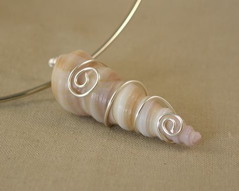 Seashell Jewelry, Diy Wire Jewelry, Jewelry Images, Wire Crafts, Shell Jewelry, Diy Schmuck, Shell Pendant, Sea Glass Jewelry, Beads And Wire