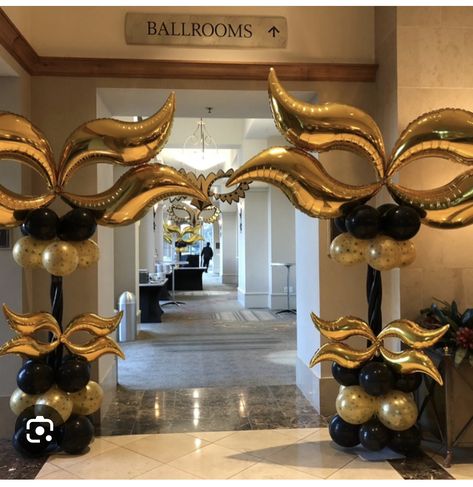 Christmas Mascarade Party, Masquerade High School Dance, Masquerade Party Balloon Decorations, Masquerade 40th Birthday Party, Maskarade Decor, Black Masquerade Party Ideas, Masquerade Party Ideas For Adults, Masquerade Theme Decor, Masquerade Balloon Decorations