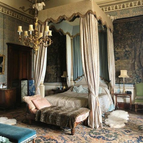 Belvoir Castle, Royal Bedroom, Castle Bedroom, Bedroom Aesthetics, Victorian Bedroom, Tapestry Bedroom, Four Poster Bed, Four Poster, Poster Bed