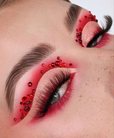 Red Makeup Looks, Burgundy Makeup, Coachella Makeup, Red Eye Makeup, Red Lipstick Makeup, Rhinestone Makeup, Makeup For Black Skin, Halloween Makeup Inspiration, Queen Makeup